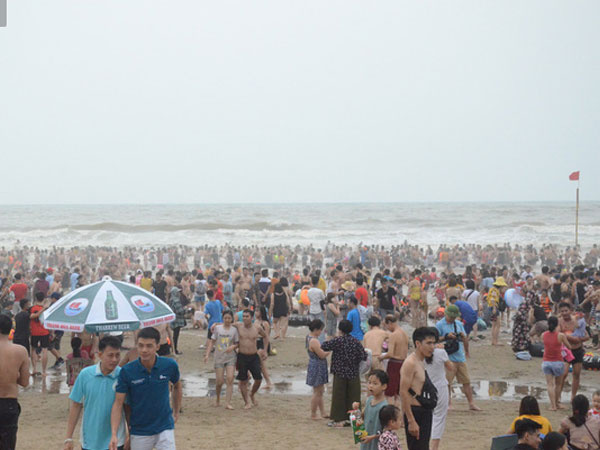 Hàng loạt điểm du lịch 'thất thủ' dịp nghỉ lễ: Xem ảnh xong nhiều người thở phào vì đã ở nhà!