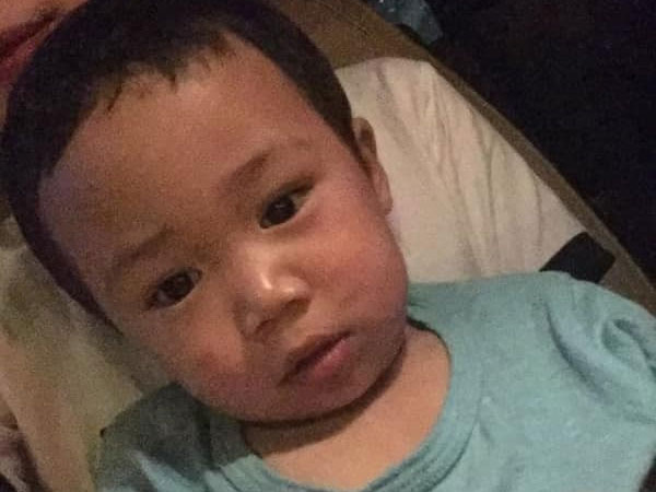 Hằng Túi bất ngờ thông báo con trai Bella đã được tách khỏi mẹ nhưng xót xa hơn là dấu vết nghi thuốc lá đốt trên cổ cậu bé