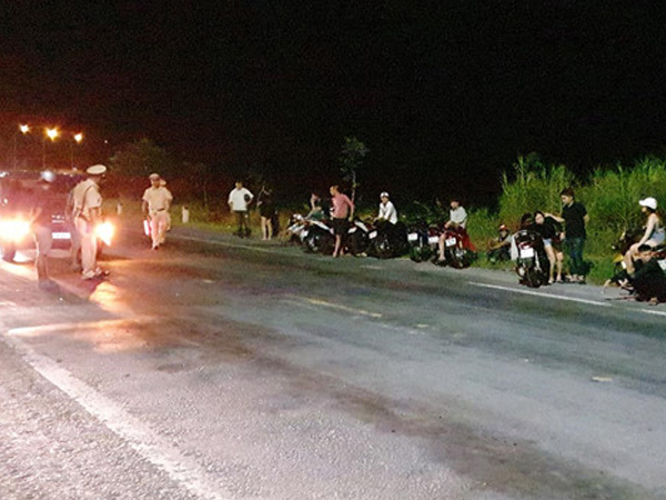 Hơn 100 thanh niên đua xe trên đường Xuyên Á