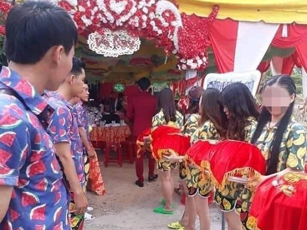 Mặc đồ sặc sỡ, đi dép tổ ong - hình ảnh đội bê tráp trong đám hỏi gây tranh cãi