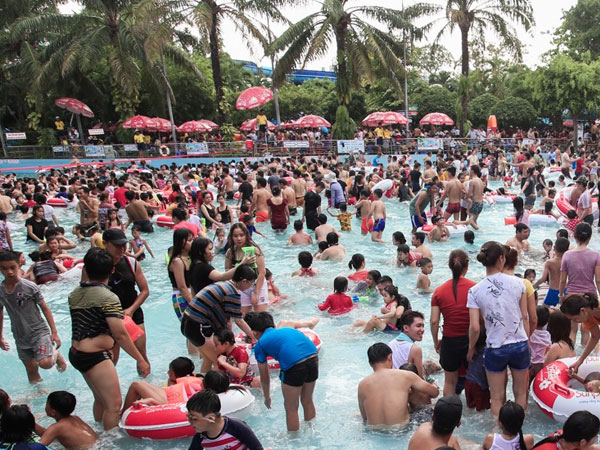 'Ngộp thở' ở công viên nước ngày lễ: Chen chân tìm được 1 mét vuông để tắm cũng khó khăn hết sức!