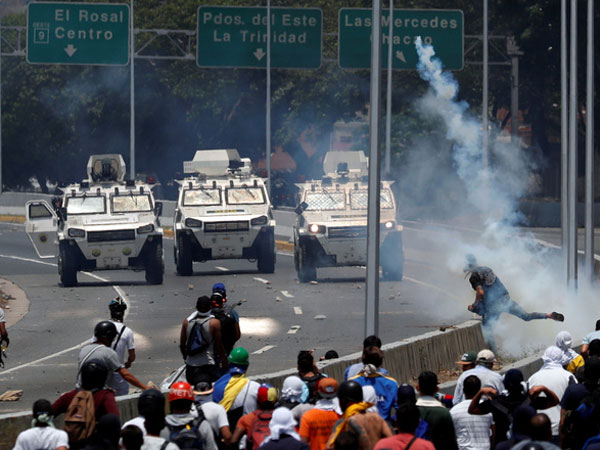 Người biểu tình ném hơi cay, quân đội Venezuela điều xe bọc thép đối phó