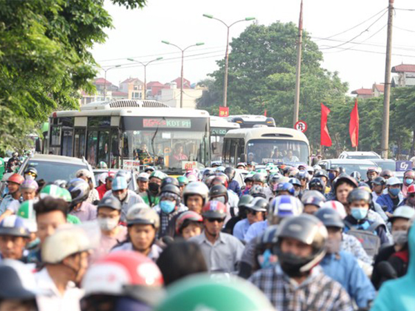Người lớn, trẻ con ‘tay xách nách mang’ vật vã trở lại Hà Nội sau kỳ nghỉ lễ, nhiều tuyến đường đông nghẹt thở