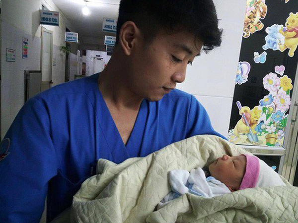 Người phát hiện bé trai sơ sinh trong thùng rác giữa trời mưa lớn: Suýt chút nữa là thằng bé bị chôn sống rồi