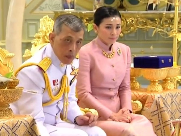 Quốc vương Thái Lan kết hôn với nữ tướng