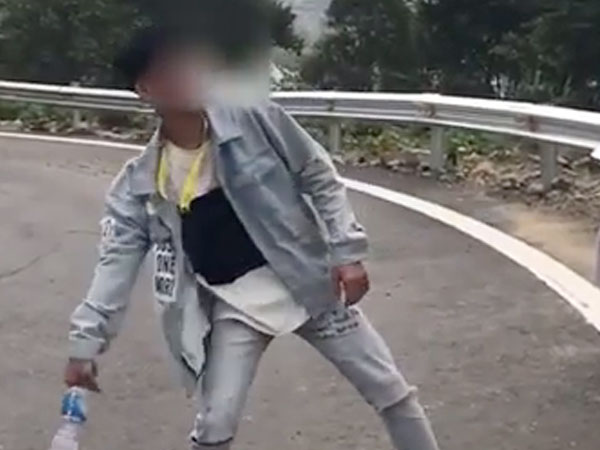 Video: Nam thanh niên thản nhiên ném rác xuống đèo khi đi du lịch