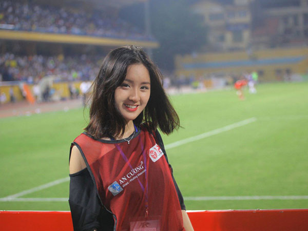 Xuất hiện vài giây trên bản tin truyền hình, cô gái Hà Nội bỗng được dân mạng 'truy lùng'
