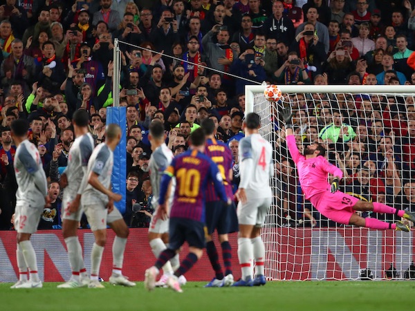 Phát hiện SỐC: Messi đã 'ăn gian' trước khi thực hiện cú đá phạt siêu thần thánh