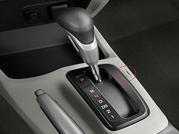 Tác dụng của nút 'bí ẩn' Shift Lock trên xe số tự động