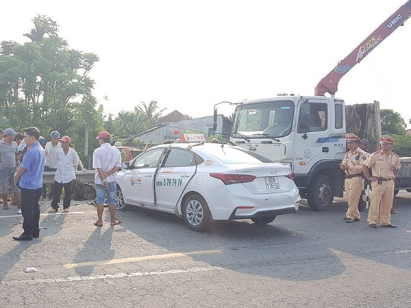 Taxi tông xe máy gãy đôi, người đàn ông tử vong thương tâm