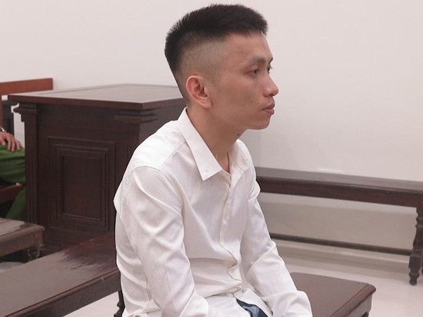 Về thăm vợ con vẫn tranh thủ qua đêm với tiếp viên quán hát