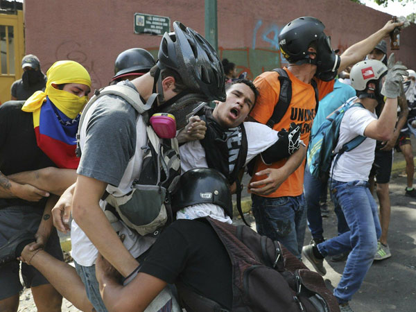 Video ảnh: Biểu tình ngày 2, lãnh đạo đối lập Venezuela bị ví là 'xác sống'