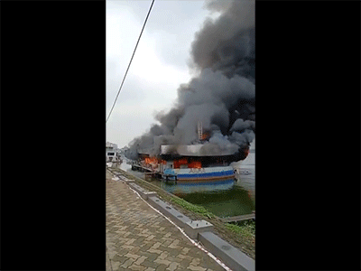 Video ảnh: Cháy nhà hàng nổi ở Hồ Tây, cột khói đen kịt