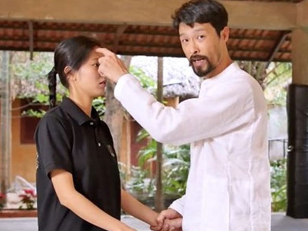 Video: Johnny Trí Nguyễn hướng dẫn cách phụ nữ tự vệ khi bị sàm sỡ