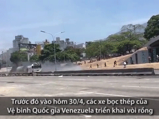 Video: Quân đội Venezuela dùng hơi cay, vòi rồng trấn áp người biểu tình bạo lực