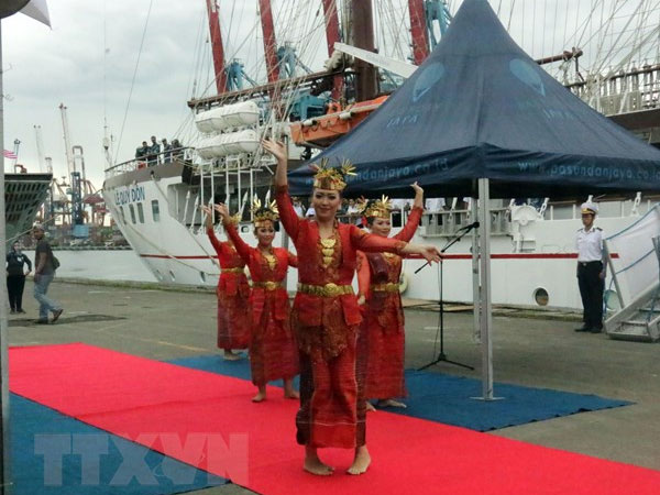 Video: Tàu buồm Lê Quý Đôn của hải quân Việt Nam cập cảng Indonesia