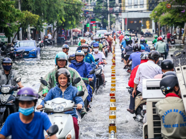 Ảnh: Đường phố Sài Gòn ngập nặng sau cơn mưa, nhiều người đi xe máy suýt té ngã trước đầu ô tô