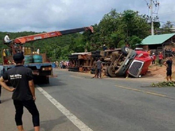 Bình Phước: Đang đi trên đường bị container lật ngang đè trúng, 2 anh em ruột chết thảm