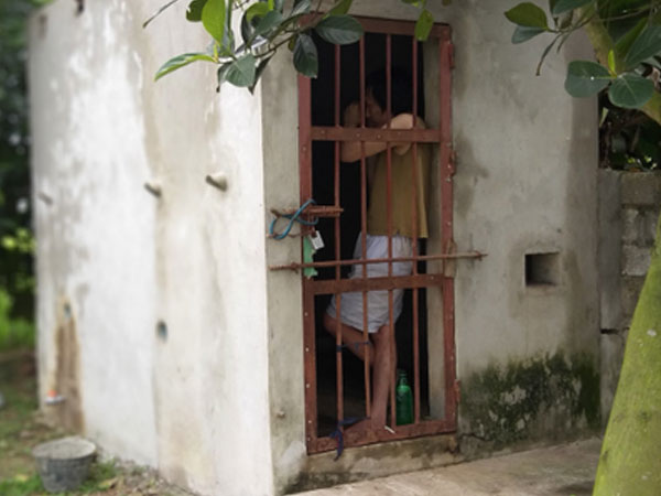 Cận cảnh chiếc chuồng của người bố ' nhốt' con trai như vật nuôi, đầy ruồi muỗi và hôi thối được bạn bè 'giải cứu' ở Hưng Yên