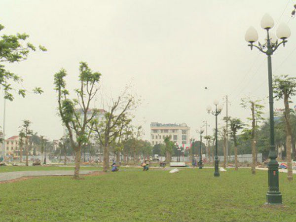 Đi dạo chơi, người đàn ông nhập viện do bị thanh sắt hơn 2m rơi trúng mặt