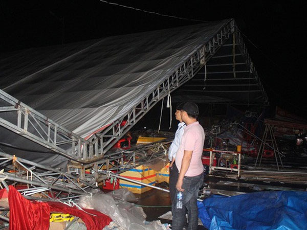 Dông lốc kéo sập hội chợ mua sắm ở Tiền Giang, nhiều người thoát chết trong gang tấc