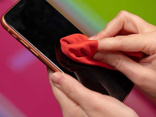 Đừng bao giờ lau màn hình smartphone bằng 9 thứ này nếu không muốn 'tiền mất tật mang'!