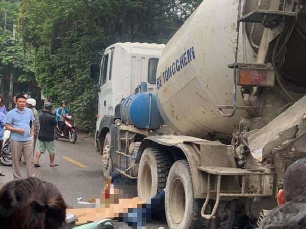 Hà Nội: Vừa đi xe máy vừa sử dụng điện thoại, người phụ nữ giật mình ngã xuống đường bị xe bồn cán tử vong