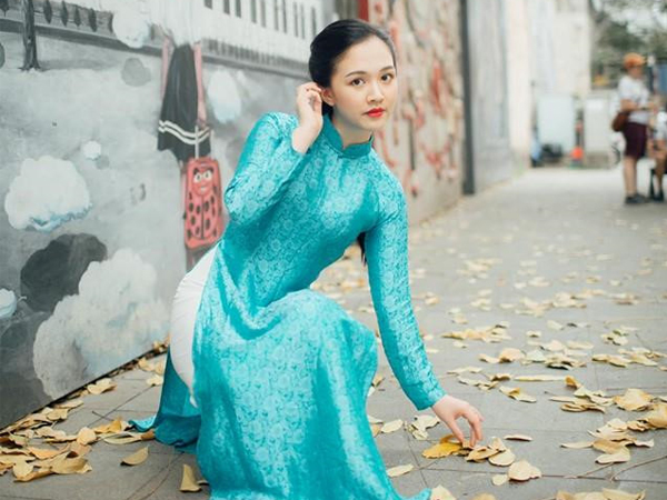 Hot girl 'Bánh đúc có xương' Hà Anh tái xuất sau khi sinh con đầu lòng