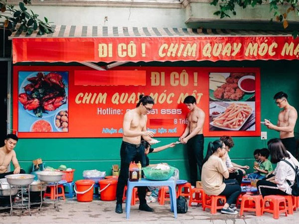 Hotboy 6 múi ngực trần bưng bê đồ phục vụ khách bị cho nghỉ việc