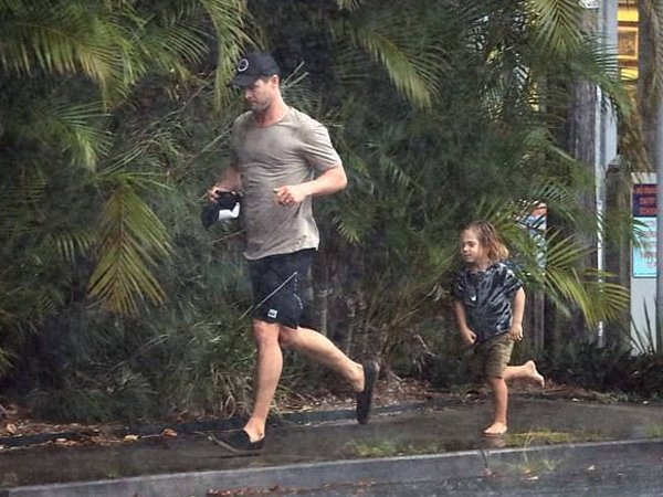 Ông bố phũ của năm: Cùng dầm mưa nhưng 'Thor' Chris Hemsworth đội mũ đi giày, để con trai đầu trần chân đất