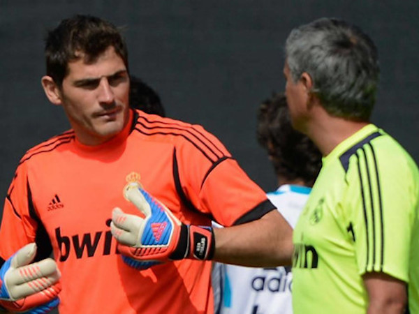 Phản ứng bất ngờ của Mourinho khi hay tin Casillas bị suy tim