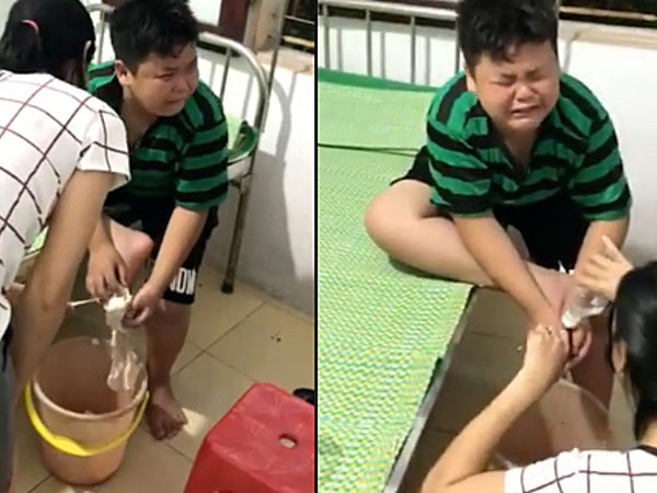 Video: Bé trai van xin cô y tá khi sát trùng vết thương