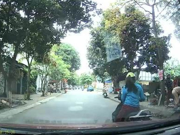 Video: Cô gái dừng xe máy nghe điện thoại giữa đường, trước đầu ôtô