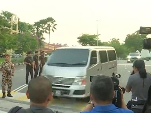 Video: Xe chở Đoàn Thị Hương rời nhà tù ở Malaysia