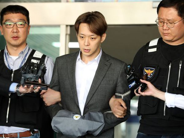 Yoochun đích thân thừa nhận nói dối với gương mặt vô cảm, bị trói chặt và giải đến văn phòng công tố