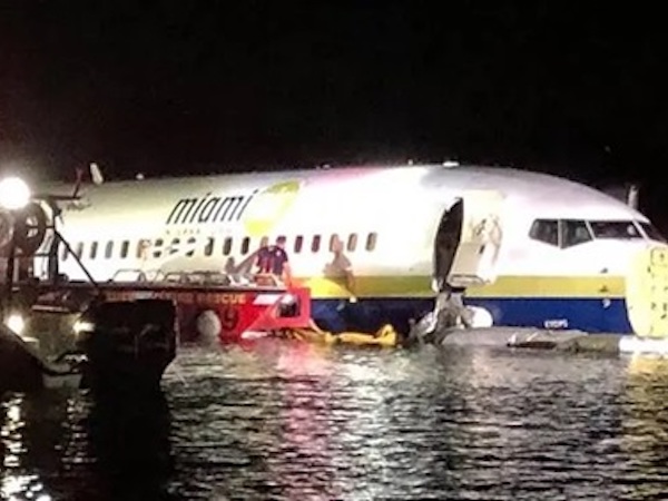 Boeing 737 chở 136 người lao xuống sông ở Mỹ