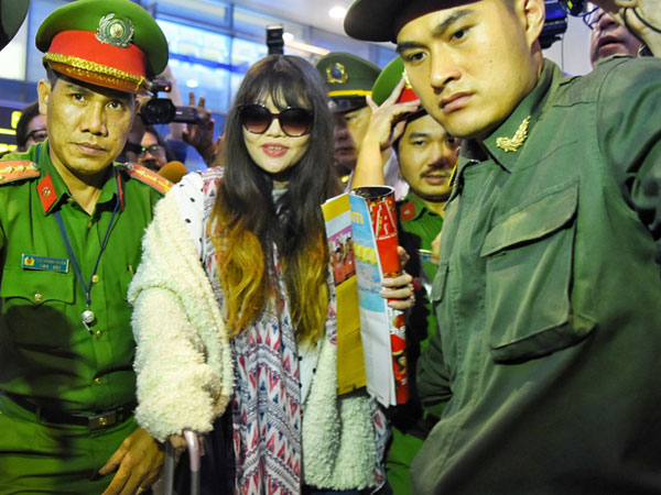 Đoàn Thị Hương về Việt Nam