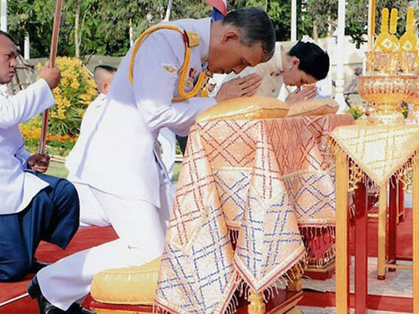 Lễ đăng cơ của Quốc vương Thái Lan: Tắm 'nước thiêng', đội trên đầu hơn 7kg vàng và những điều độc đáo khác