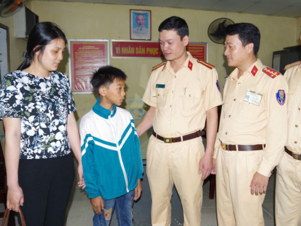 Nhớ mẹ, bé trai đạp xe hơn 100km từ Nam Định lên Hà Nội tìm mẹ
