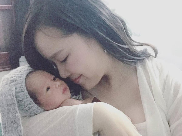 Sau hành trình cùng con chiến đấu lại virus RSV gây viêm phổi, mẹ Hà Nội cảnh báo các mẹ khác đừng coi thường 'nụ hôn thần chết'
