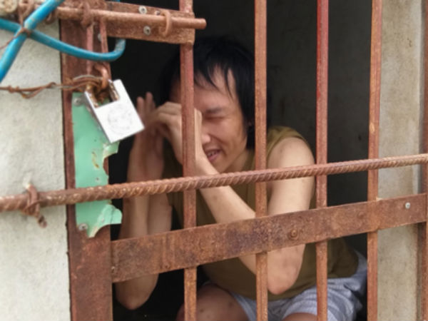 Tâm sự của người cha nhốt con trai như "vật nuôi" trong chuồng đầy ruồi muỗi: 'Cái gì đưa vào nó cũng đập phá, ai mà không thương con'