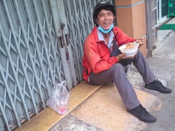 Anh shipper ngồi ngoài cửa nhà ăn mì, nhìn tươi cười nhưng câu chuyện bên lề lại cay đắng