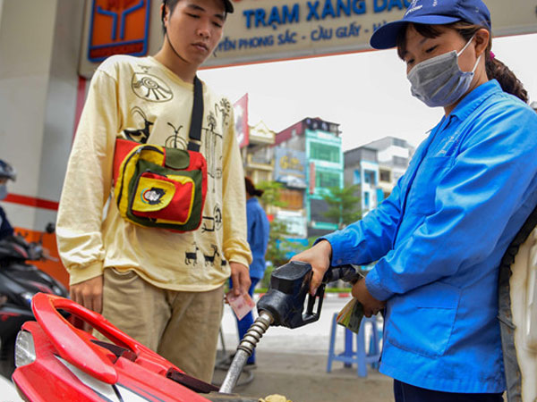 Bộ Công Thương: ‘Giá xăng tăng thấp hơn mức của thế giới’