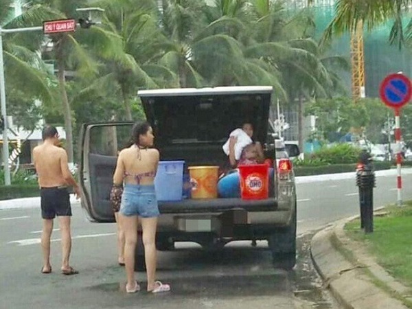 Cả gia đình dừng đỗ xe dù có biển cấm để... tắm giữa đường ở Đà Nẵng