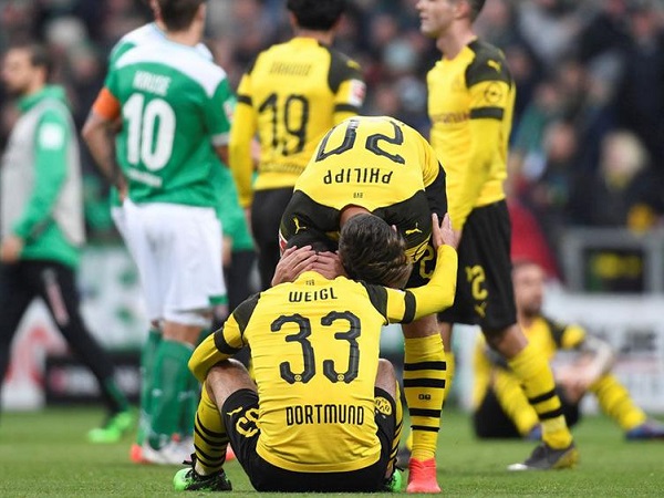 Đánh rơi chiến thắng trước Bremen, Dortmund 'dọn đường' để Bayern Munich đăng quang ở vòng tới