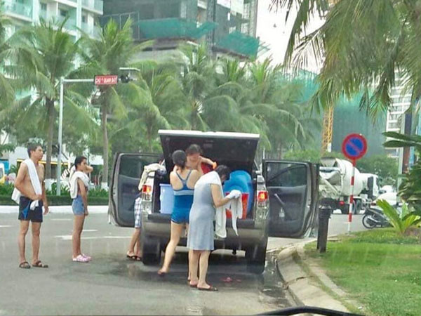 Gia đình thản nhiên đỗ ôtô, tắm tráng giữa đường tại Đà Nẵng