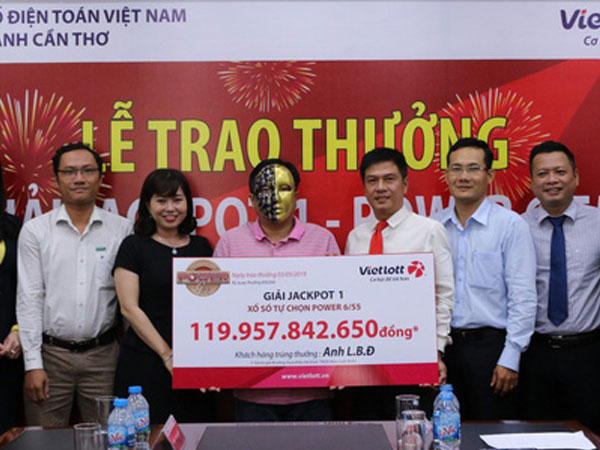 Khách hàng trúng Jackpot 1 của Vietlott đóng góp hơn 11 tỷ đồng cho ngân sách tỉnh Cà Mau