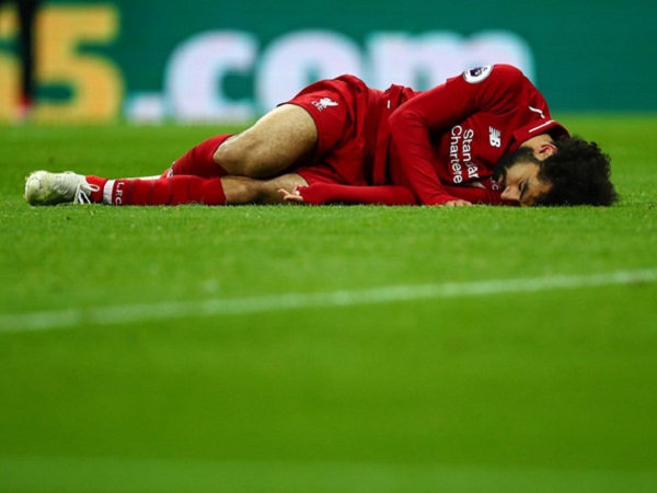 Salah đổ gục sau pha va chạm nguy hiểm, nguy cơ lớn lỡ trận gặp Barca
