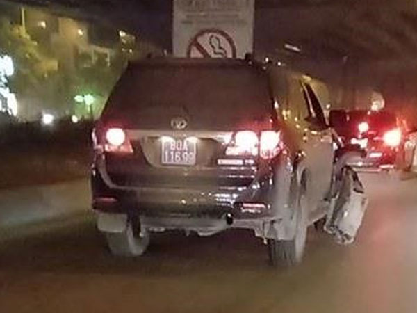 Video: Công an Hà Nội xác minh xe biển xanh gây tai nạn rồi bỏ chạy
