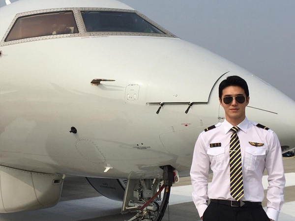 Chàng phi công sở hữu combo hoàn hảo không ai chơi lại: Đẹp trai, cơ bụng 6 múi lại còn thần thái ngời ngời